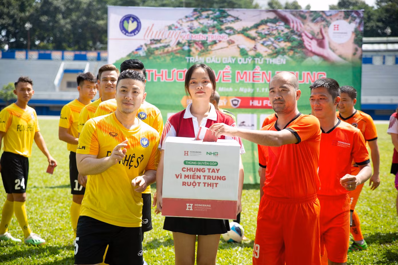 Tổ chức trận bóng nhằm gây quỹ ủng hộ đồng bào miền Trung ảnh 1