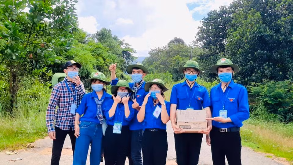 “Tri thức xanh” đến buôn làng tuyên truyền phòng chống dịch COVID-19 ảnh 13