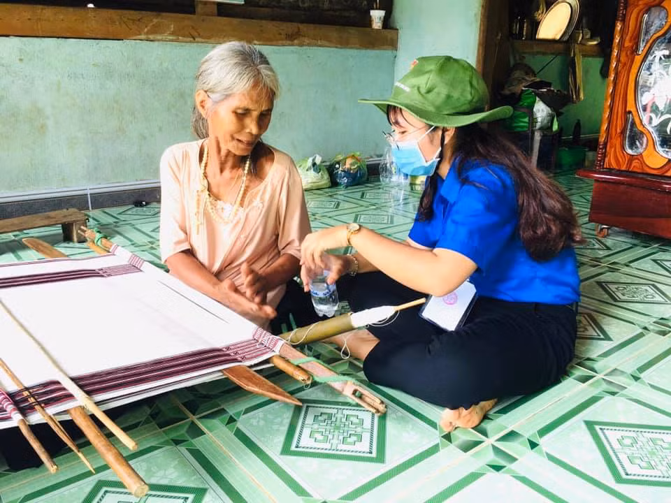 “Tri thức xanh” đến buôn làng tuyên truyền phòng chống dịch COVID-19 ảnh 3