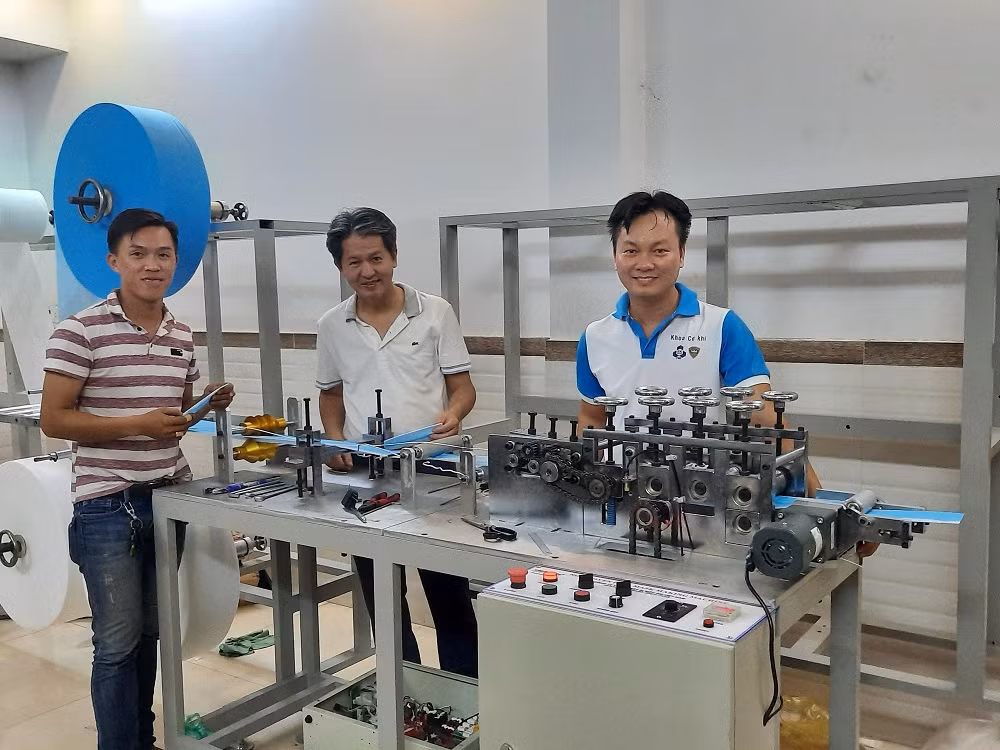 Nhóm giảng viên ĐH Bách khoa TP. HCM chế tạo máy sản xuất khẩu trang y tế ảnh 1