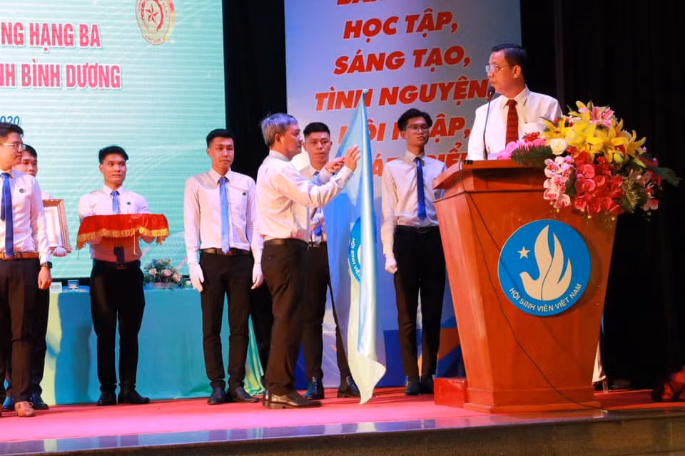 Hỗ trợ nước uống và nước rửa tay khô cho thí sinh tại Chí Linh, Hải Dương ảnh 13