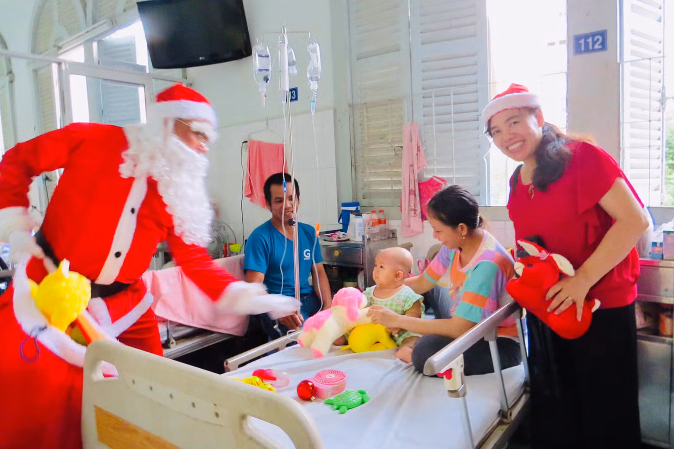 Theo chân ông già Noel mang niềm vui đến các em bệnh nhi ảnh 4