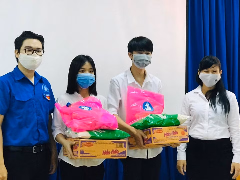 Hội Sinh viên tỉnh Bình Dương tặng quà cho sinh viên bị ảnh hưởng bởi dịch COVID-19 ảnh 9