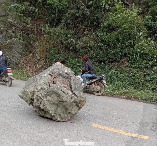 Đá lở rơi xuống đường, hai người thoát chết trong gang tấc ảnh 1