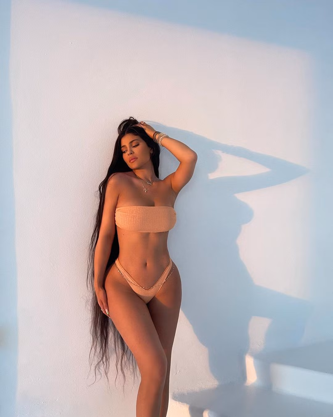 Nữ tỉ phú 23 tuổi Kylie Jenner phô diễn vòng 3 ngoại cỡ ảnh 4