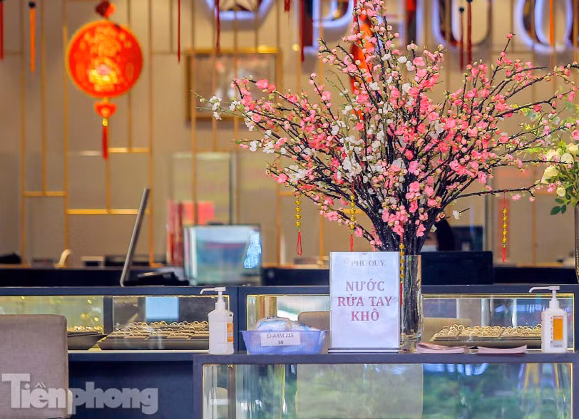 Cửa hàng vàng tạo lối vách ngăn giãn cách chuẩn bị đón Thần Tài ảnh 9