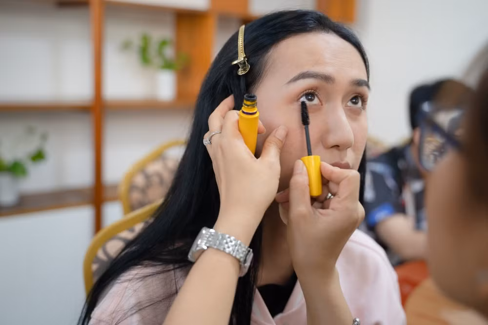 Lynk Lee đi “bán nước dạo”, “chèo kéo” khách hàng ở trường học rồi nhận cái kết phũ ảnh 1