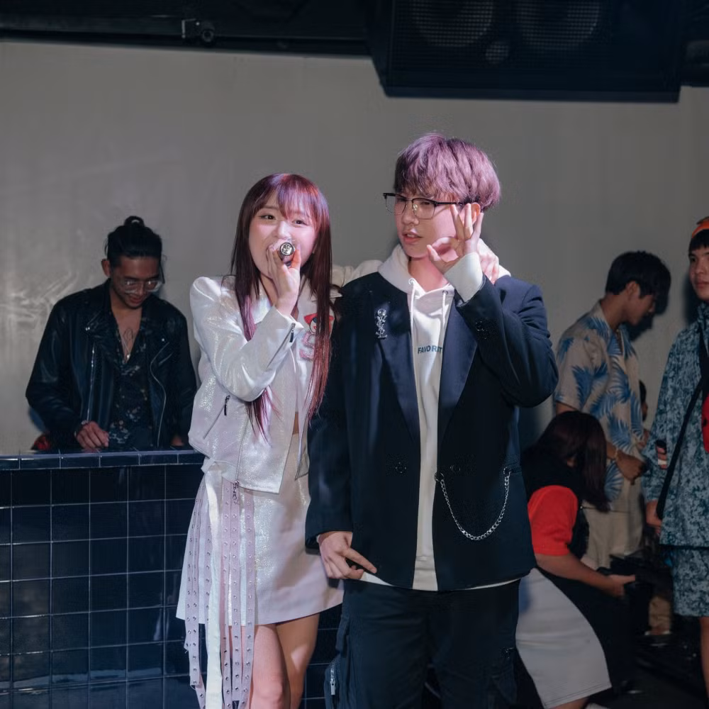 Cặp đôi “gà bông” Han Sara - Tùng Maru song ca cực ngọt, “tình bể bình” trên sân khấu ảnh 2