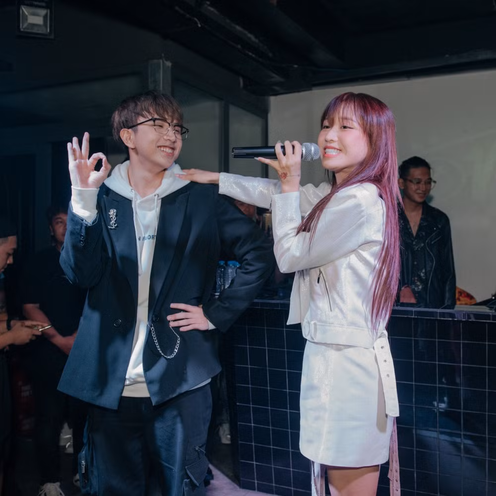 Cặp đôi “gà bông” Han Sara - Tùng Maru song ca cực ngọt, “tình bể bình” trên sân khấu ảnh 1