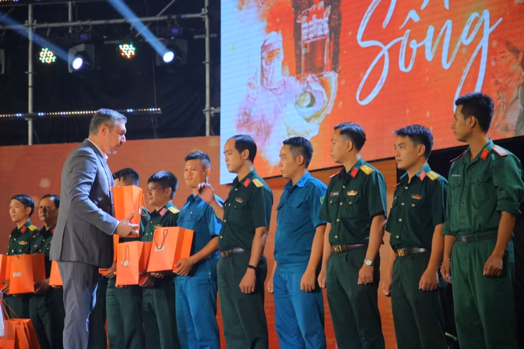Trúc Nhân, Bảo Anh, Trung Quân gây xúc động khi hát tri ân đội ngũ chống dịch COVID-19 ảnh 1