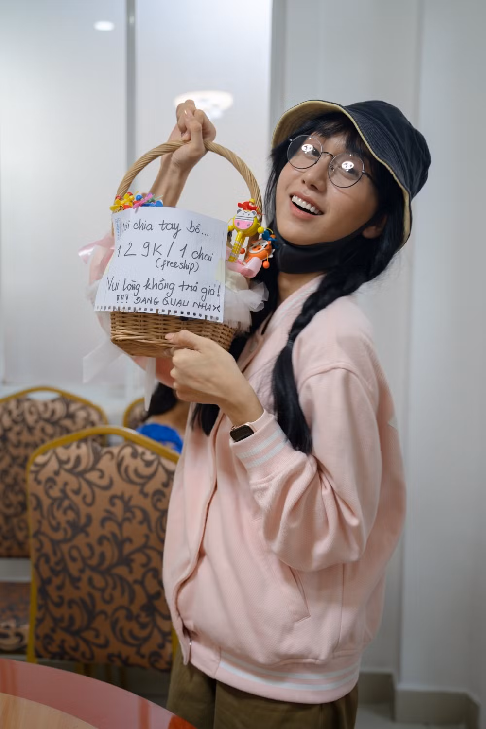 Lynk Lee đi “bán nước dạo”, “chèo kéo” khách hàng ở trường học rồi nhận cái kết phũ ảnh 2