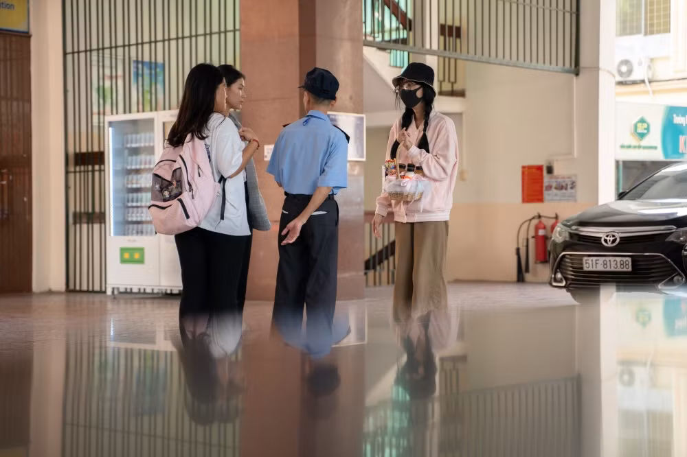 Lynk Lee đi “bán nước dạo”, “chèo kéo” khách hàng ở trường học rồi nhận cái kết phũ ảnh 4