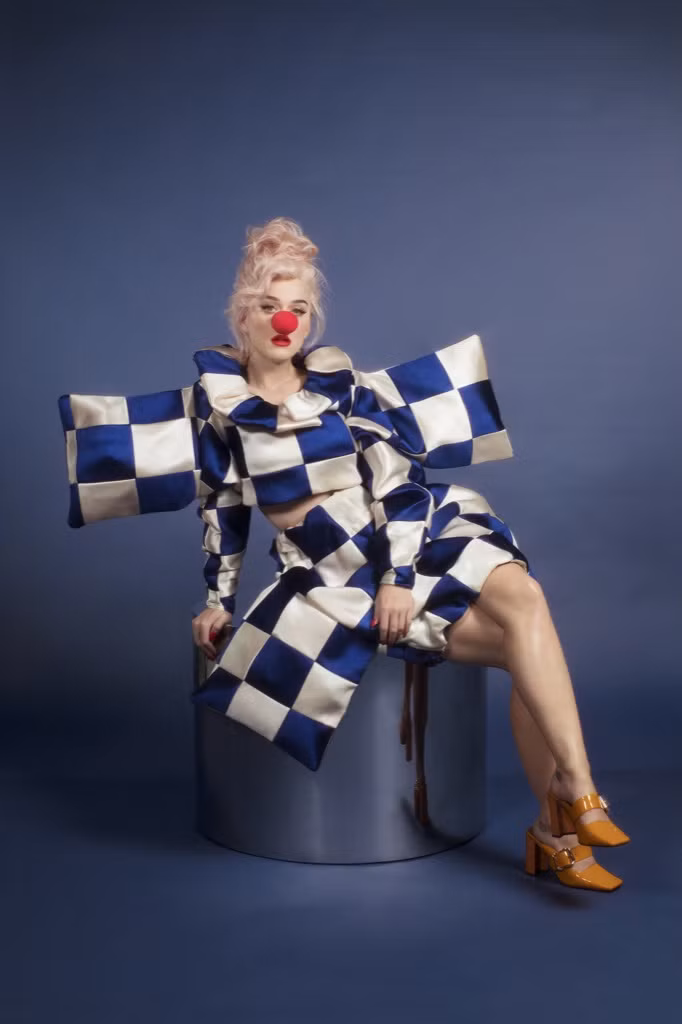 Cận kề ngày sinh, bà bầu Katy Perry vẫn năng nổ tung single và phát hành album mới ảnh 2
