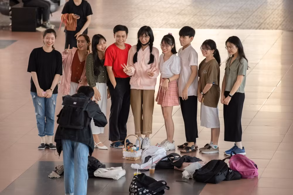 Lynk Lee đi “bán nước dạo”, “chèo kéo” khách hàng ở trường học rồi nhận cái kết phũ ảnh 6
