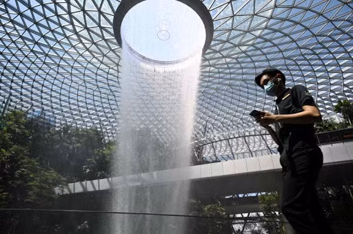 Giới trẻ Singapore có thể thả cửa mua sắm, đến rạp xem phim trước tháng 7? ảnh 3