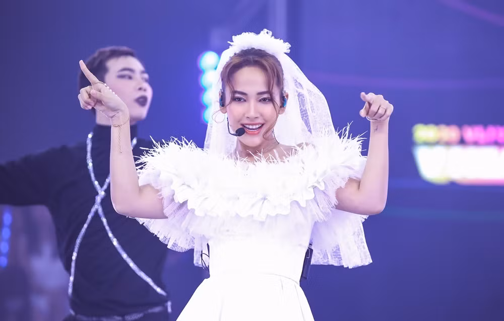 Boygroup “em trai MAMAMOO” trình diễn với 4 thành viên sau scandal của hotboy Trần Bình ảnh 3