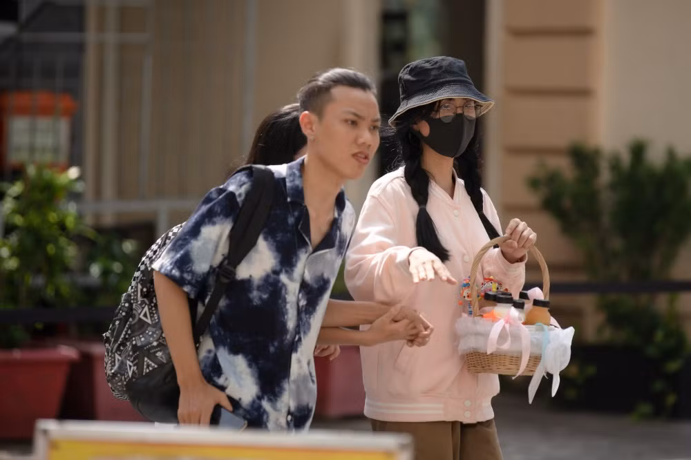 Lynk Lee đi “bán nước dạo”, “chèo kéo” khách hàng ở trường học rồi nhận cái kết phũ ảnh 3
