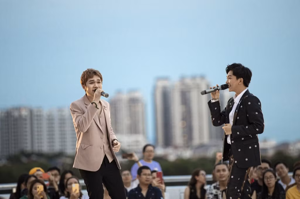Minh Xù, Hải Yến song ca ăn ý với Tăng Phúc trong live concert trên sân thượng ảnh 2