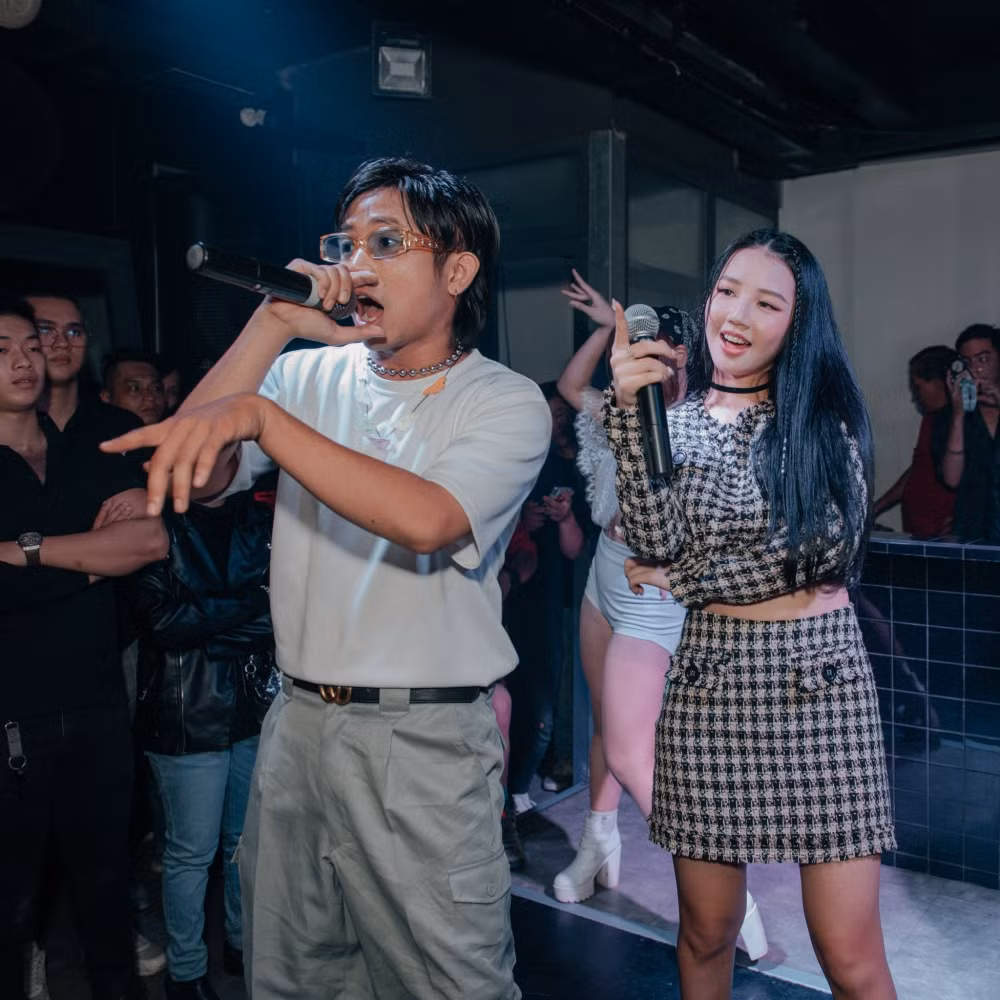 Cặp đôi “gà bông” Han Sara - Tùng Maru song ca cực ngọt, “tình bể bình” trên sân khấu ảnh 7