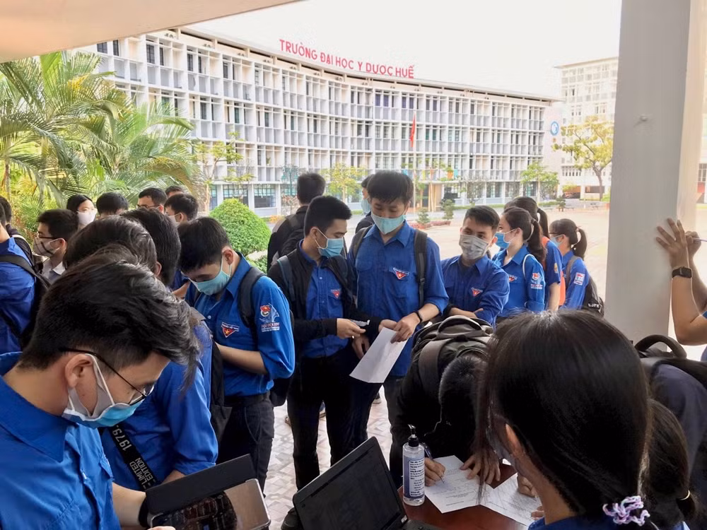 “Trao một cuốn sách - Tặng một tương lai”: Cùng nhau tạo nên “vắc-xin” từ những điều tử tế ảnh 2