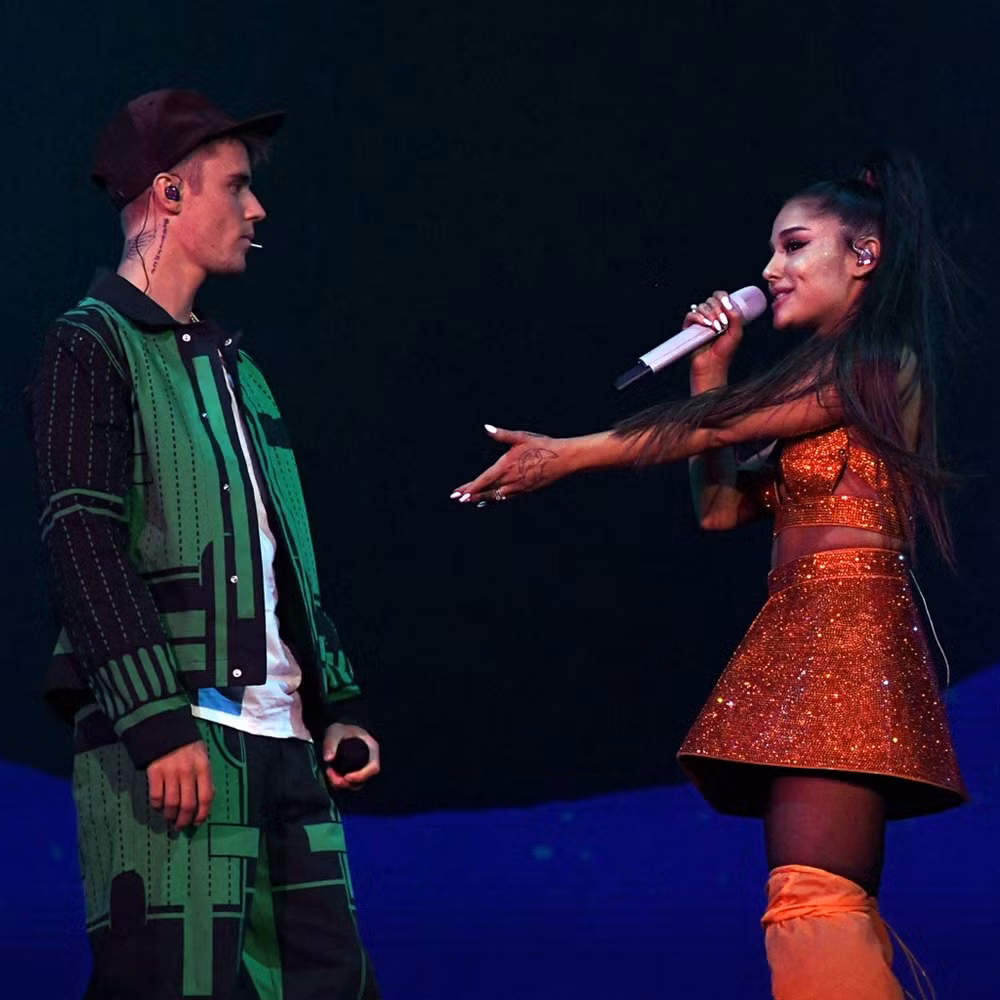 Ariana Grande song ca với Justin Bieber, Kendall Jenner thiết kế “áo chống dịch“ ảnh 1