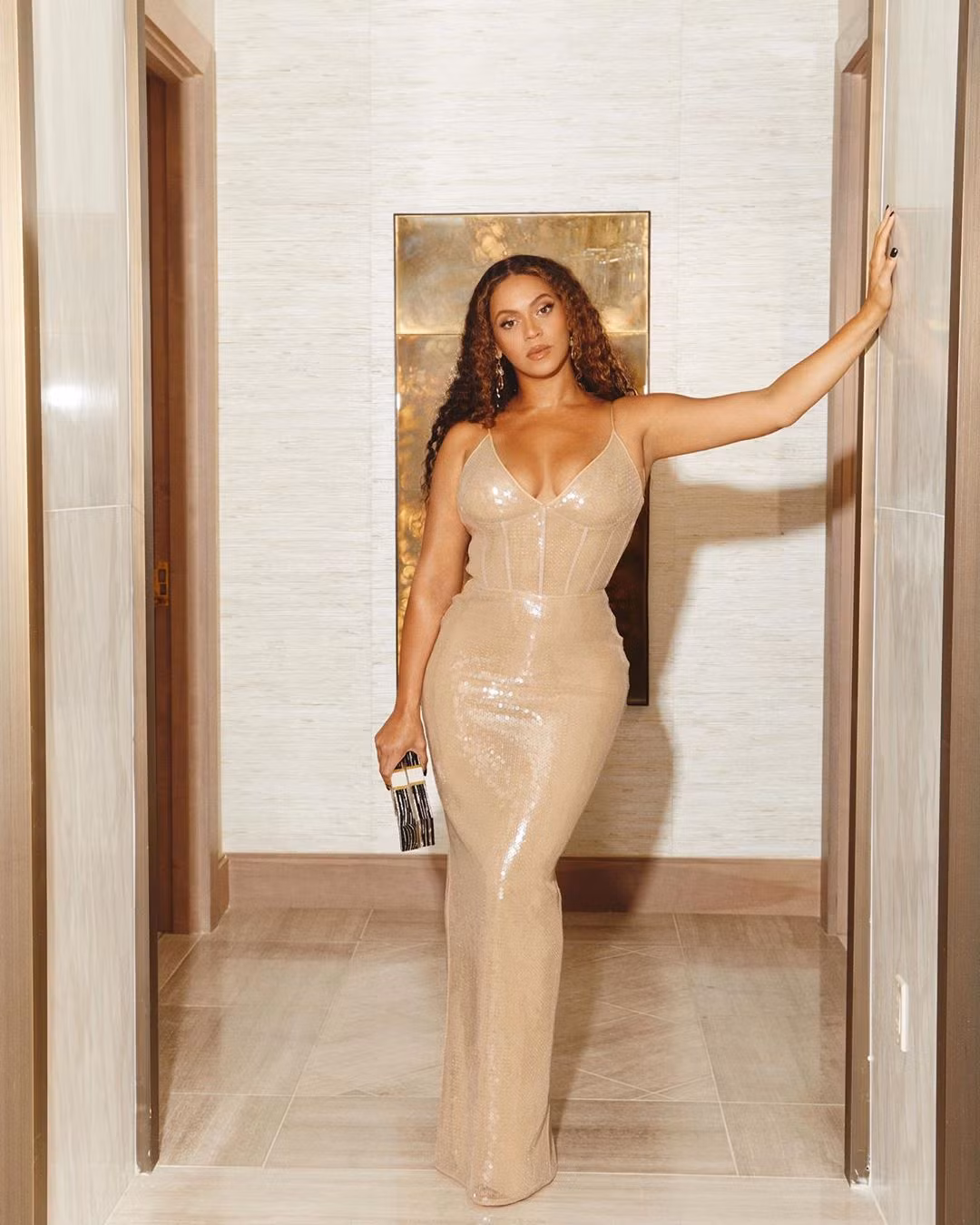 Beyonce diện váy bó xẻ cao tôn đường cong 'đồng hồ cát' bốc lửa ảnh 14