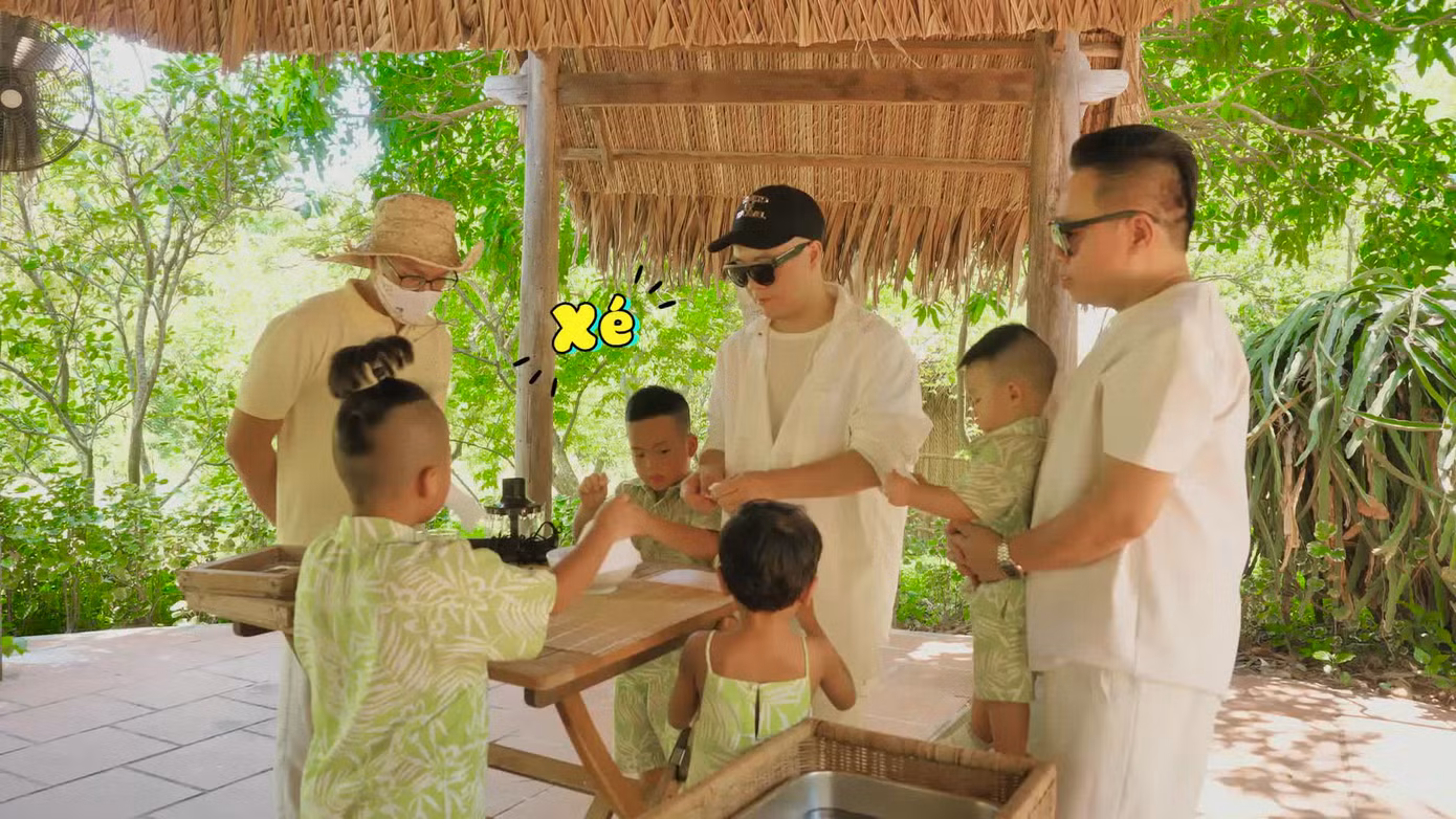 Những thiết kế giúp vòng 1 càng thêm nóng bỏng khiến sao Việt chấp nhận "đụng hàng" ảnh 9
