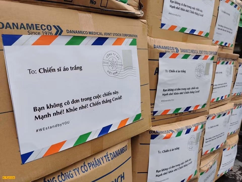 Dân công sở gói quà, sáng tác nhạc tặng y, bác sĩ tuyến đầu chống dịch ảnh 6