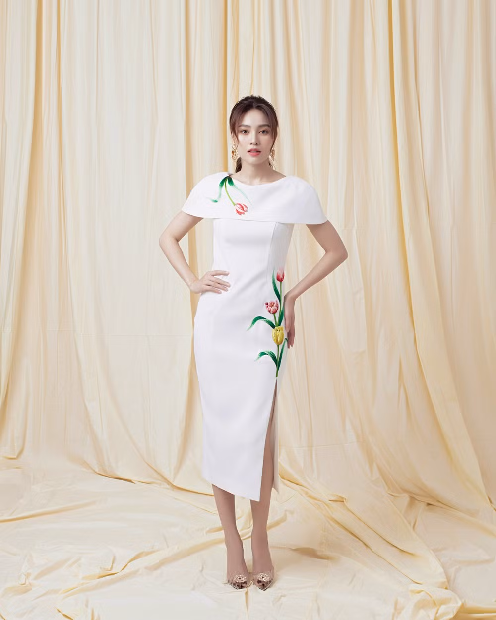Ninh Dương Lan Ngọc diện đầm xẻ ngực gợi cảm ảnh 3