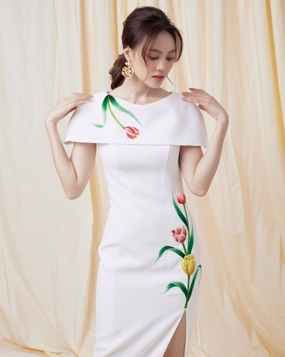 Ninh Dương Lan Ngọc diện đầm xẻ ngực gợi cảm ảnh 4
