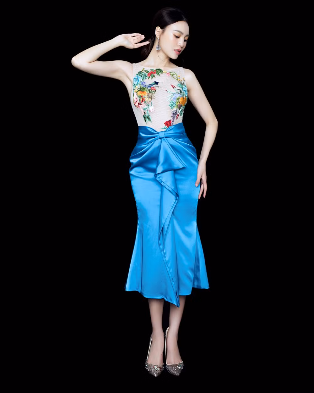 Ninh Dương Lan Ngọc diện đầm xẻ ngực gợi cảm ảnh 5