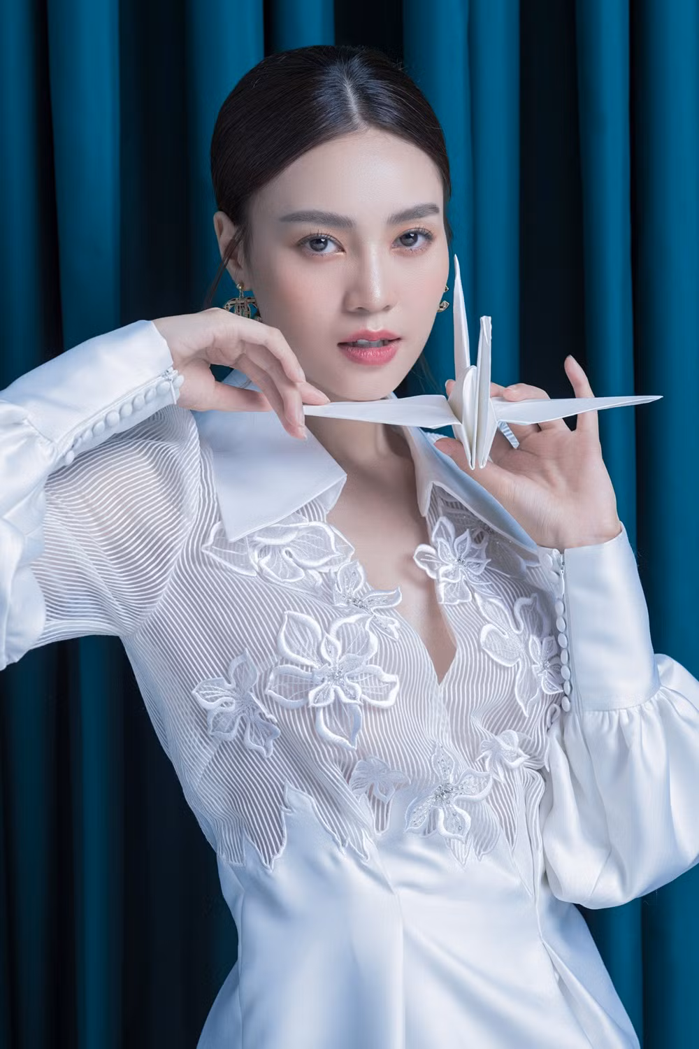Ninh Dương Lan Ngọc diện đầm xẻ ngực gợi cảm ảnh 6