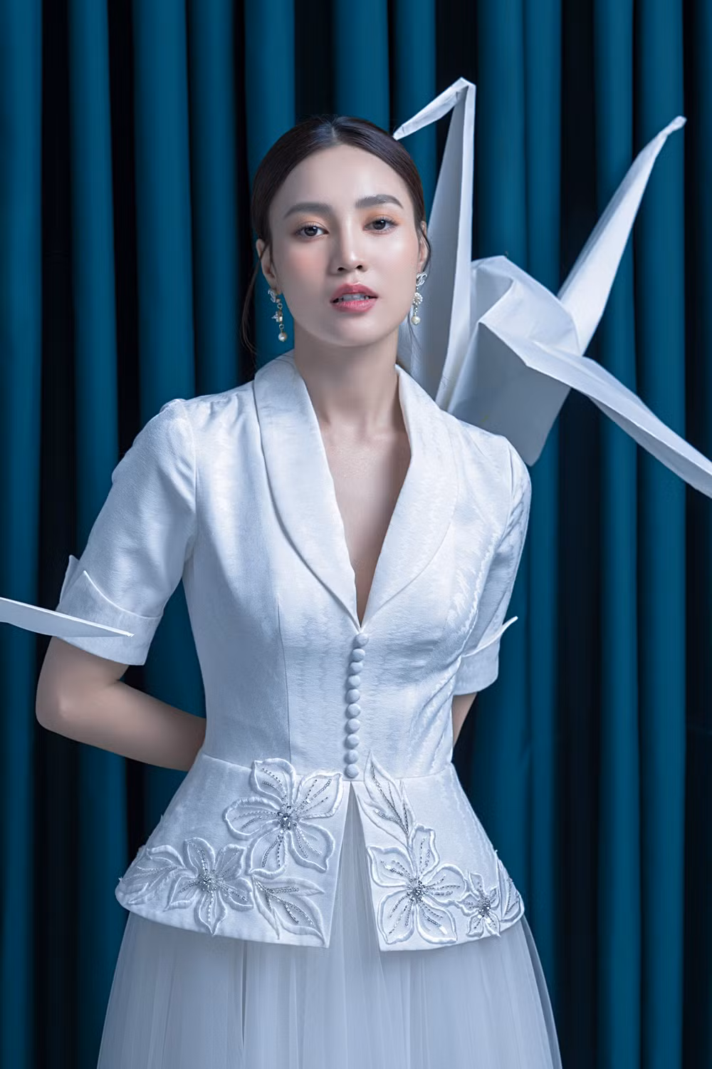 Ninh Dương Lan Ngọc diện đầm xẻ ngực gợi cảm ảnh 7