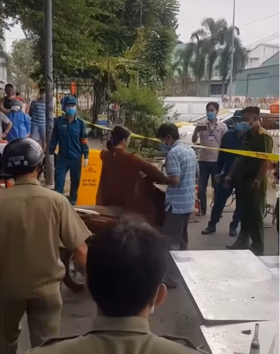 Sự thật đoạn clip người phụ nữ không đeo khẩu trang lao xe vào rào chắn đòi ra khỏi khu phong tỏa ảnh 1