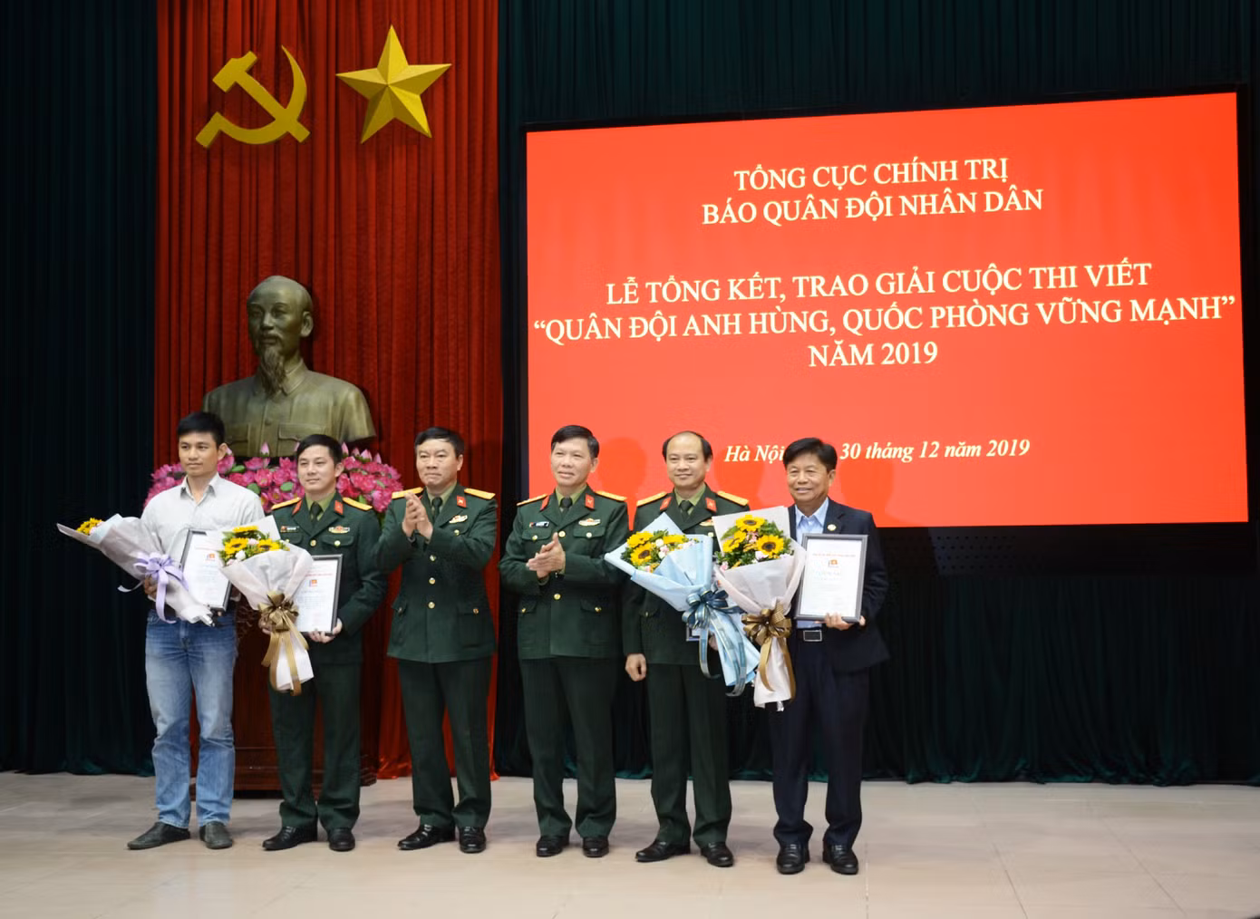 Nhà văn Đỗ Bích Thúy giành giải thưởng thi viết về quân đội và quốc phòng ảnh 2
