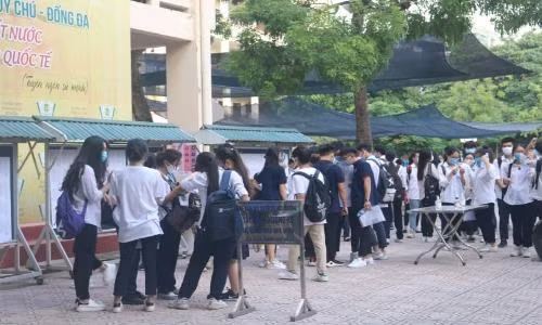 Toàn cảnh điểm thi môn Văn kì thi tốt nghiệp THPT 2020: Thí sinh đổ mồ hôi vì nóng ảnh 11