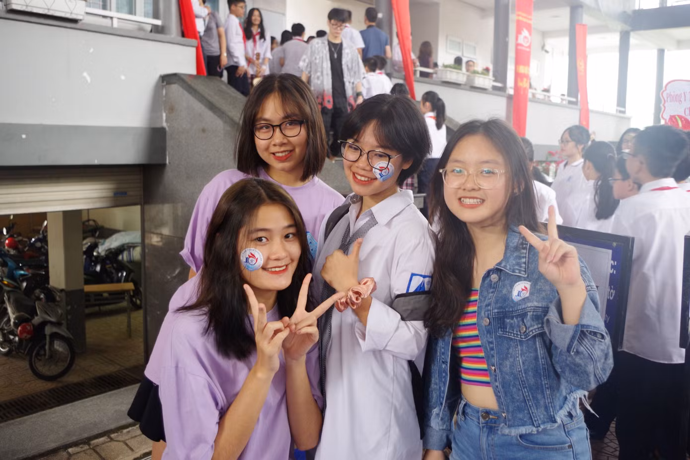 Hội “nhất quỷ nhì ma” in tấm bảng hình cô chủ nhiệm để “răn đe” trong trận đấu bóng chuyền ảnh 5
