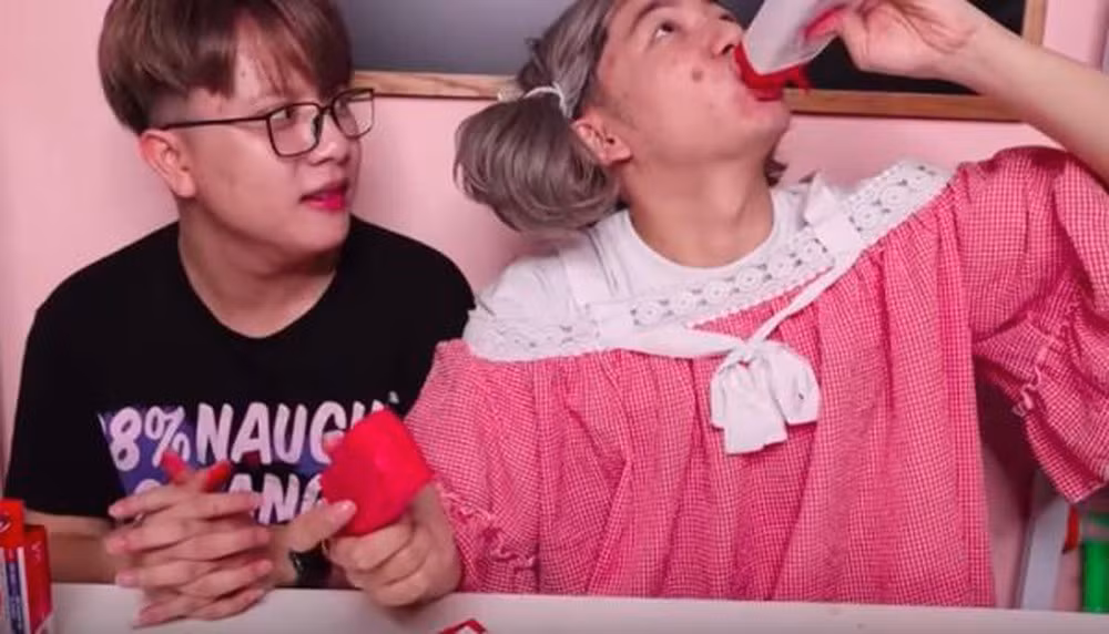Clip “nấu cháo gà nguyên lông” chỉ là một trong vô số vlog câu view bất chấp trên YouTube ảnh 7