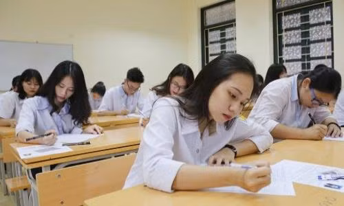 Nhiều học sinh ở Lâm Đồng bị ngộ độc nghi là do trò chơi thổi bong bóng bằng ống hút ảnh 3
