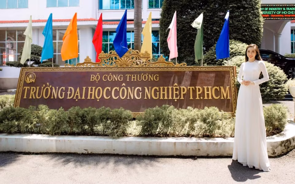 Nữ giảng viên gây sốt với màn “lên đồ” đi dạy ấn tượng: 15 tuần không trùng bộ đồ nào ảnh 4