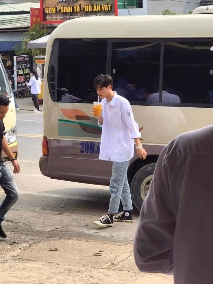 Mùa tựu trường, ngắm loạt ảnh những chàng trai năm ấy này có khiến bạn rung rinh? ảnh 7