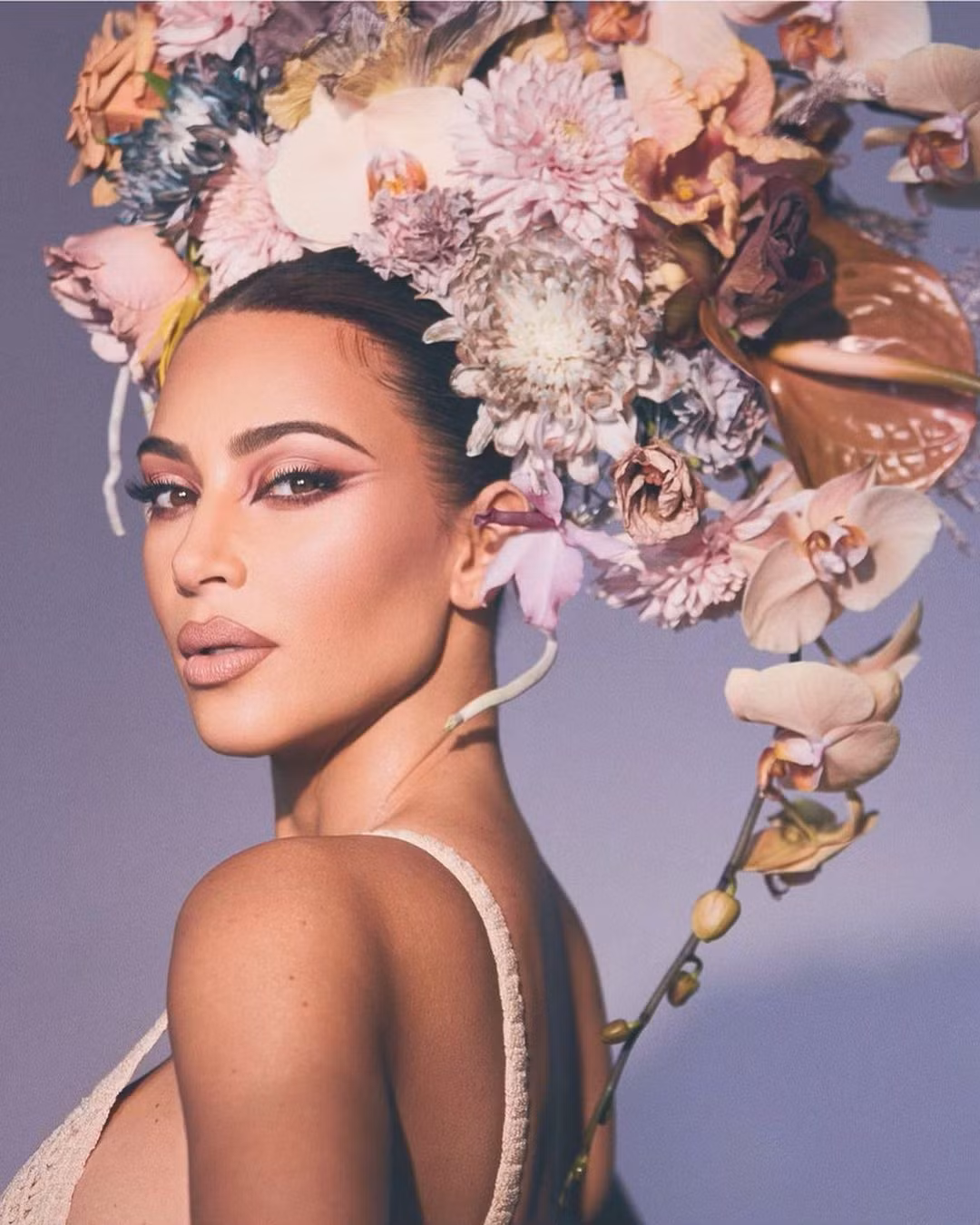 Kim 'siêu vòng ba' như nữ thần gợi cảm với vương miện hoa cỡ lớn ảnh 3
