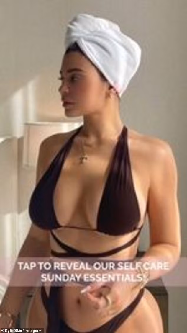 Em út 9x nhà Kardashian thả dáng 'gái một con' bốc lửa ảnh 7