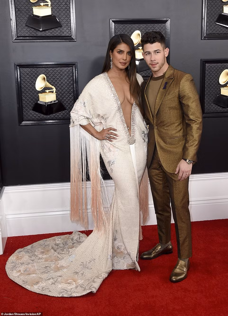 Dàn mỹ nhân diện mốt không nội y, khoe ngực đầy nóng bỏng tại Grammy 2020 ảnh 5
