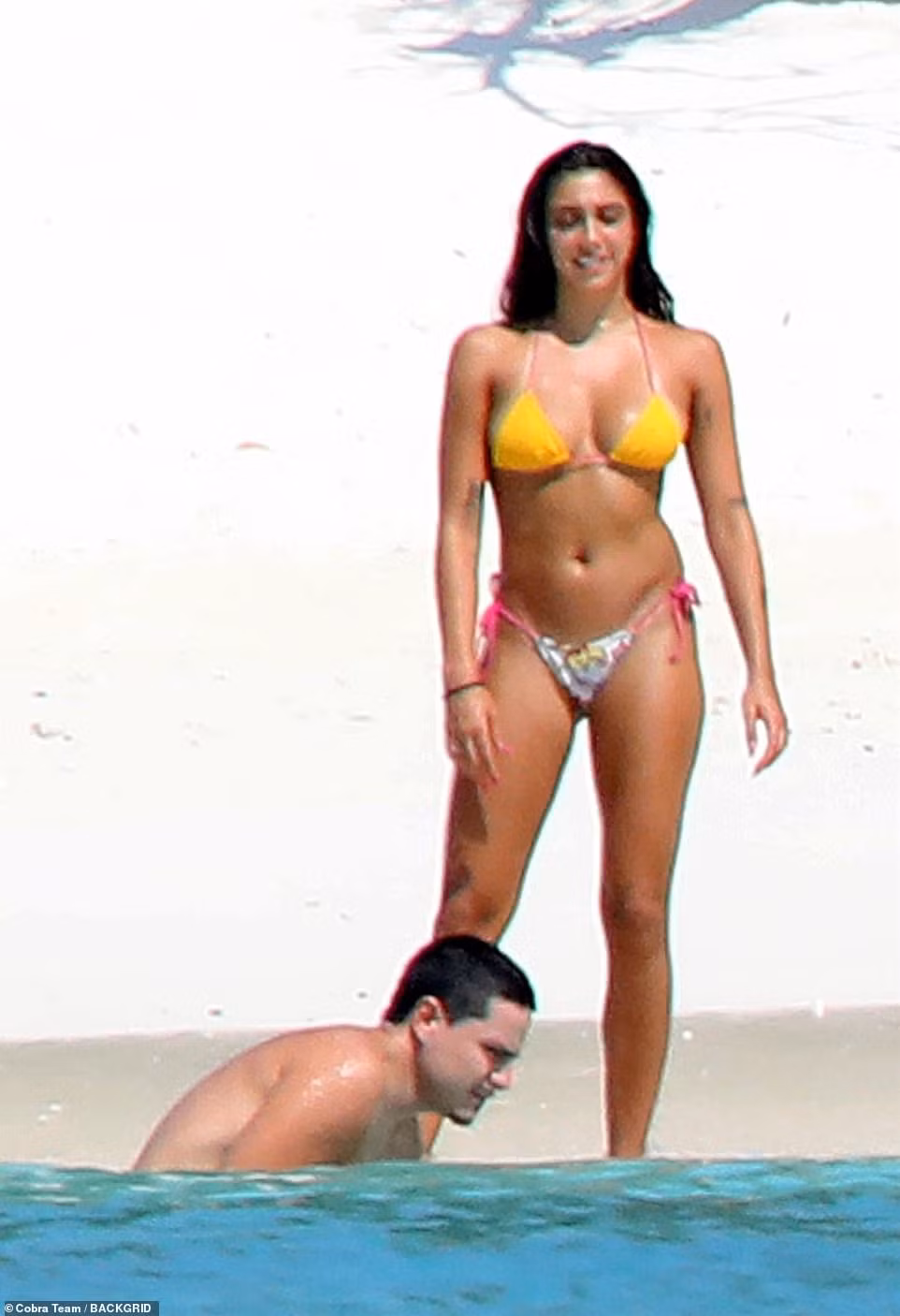 Con gái ‘nữ hoàng nhạc pop’ Madonna mặc bikini 'bốc lửa' tình tứ bên bạn trại ảnh 2