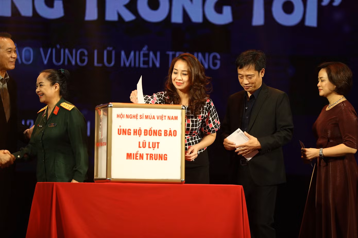 Nghệ sĩ múa quyên góp hàng trăm triệu đồng ủng hộ đồng bào miền Trung ảnh 3