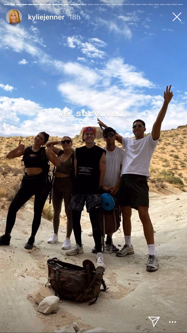Bất chấp lệnh cách ly, Kylie và Kendall Jenner vẫn đi du lịch ở Utah với bạn bè ảnh 1