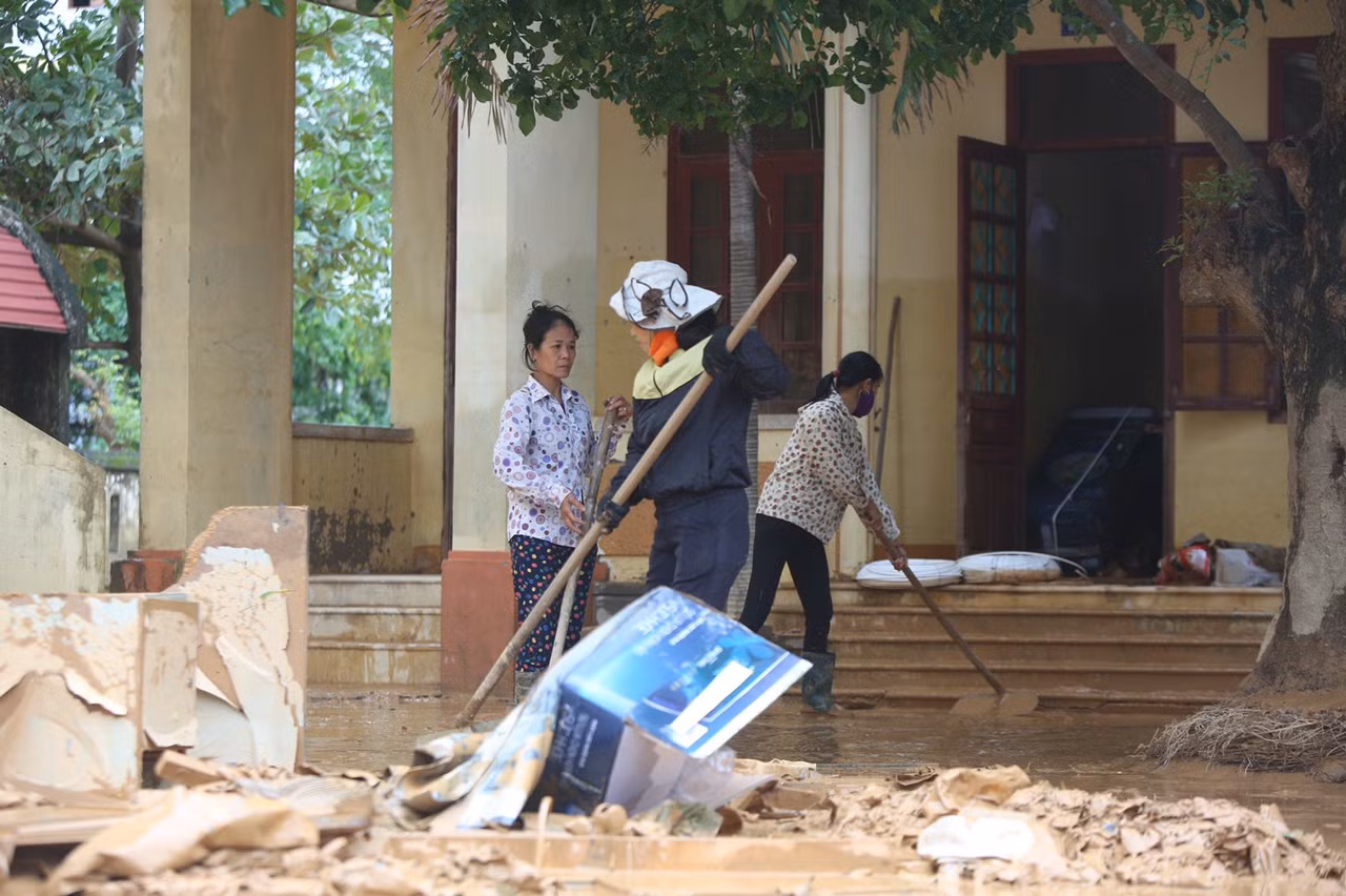 Người dân rốn lũ ngấn nước mắt bới bùn vớt vát tài sản ảnh 2