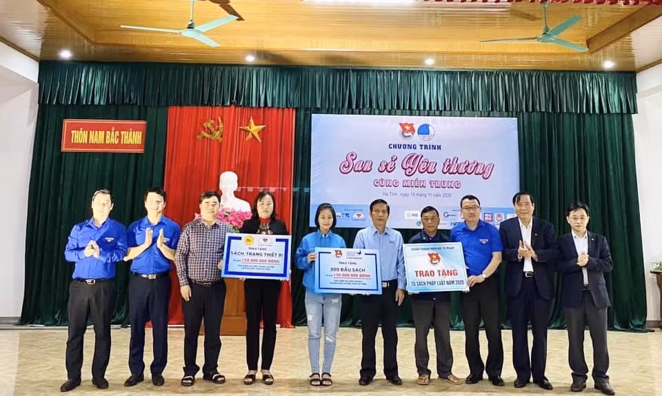 Chia sẻ khó khăn cùng người dân vùng lũ Hà Tĩnh ảnh 1