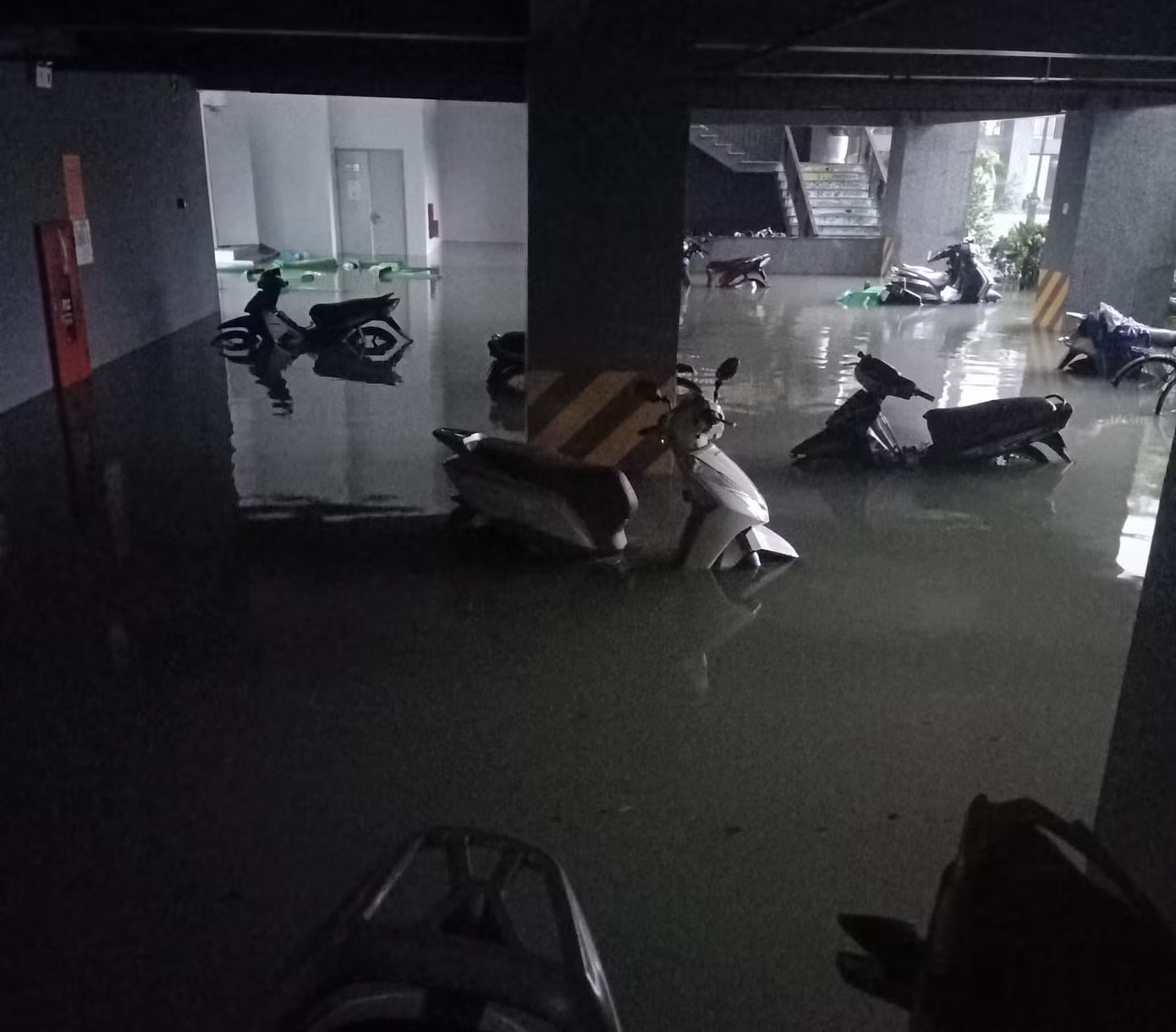 Mưa trắng trời, TP Hà Tĩnh chìm trong ngập lụt lịch sử chưa từng có ảnh 15